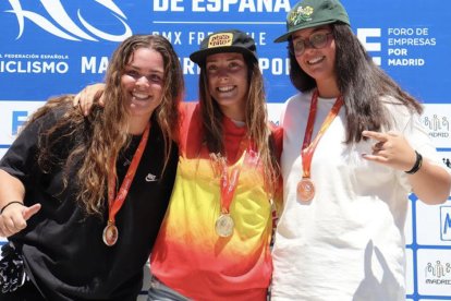 Fernández-Miranda en el centro junto a María Vallejo y Laura Carrera. / RFEC