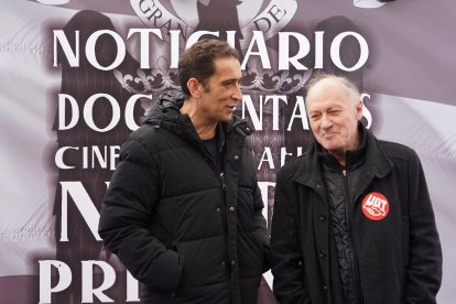 Los secretarios regionales de CCOO Vicente Andrés y UGT Faustino Temprano en una concentración con motivo del Día Internacional de la Mujer.- ICAL