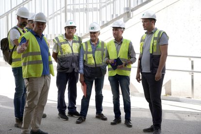 El concejal de Urbanismo y Vivienda, Jos? Ignacio Zarandona, informa sobre la puesta en servicio del paso peatonal de Panaderos y su plaza pública.- ICAL