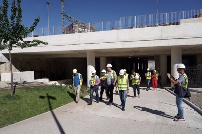 El concejal de Urbanismo y Vivienda, Jos? Ignacio Zarandona, informa sobre la puesta en servicio del paso peatonal de Panaderos y su plaza pública.- ICAL