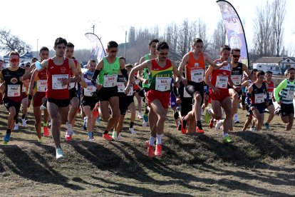Salida de la carrera absoluta masculina.  / M. ÁLVAREZ