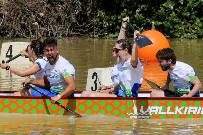 Copa de España de Dragon Boat en el Pisuerga. / MONTSE ÁLVAREZ
