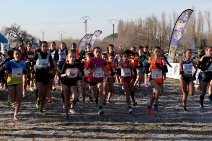 Salida de una de las pruebas de menores en categoría femenina.  / M. ÁLVAREZ