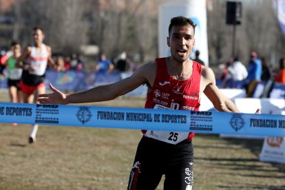 Yahya Aouina El Karboubi en la entrada en meta. / M. ÁLVAREZ