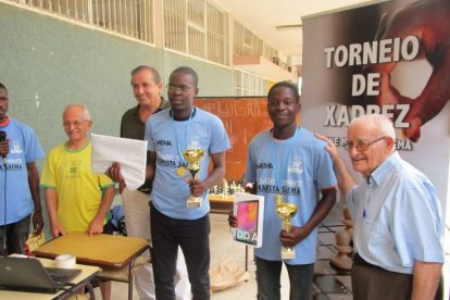 Jesús Sánchez , en un torneo de ajedrez en el colegio Marista de Luanda. / EM