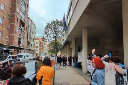 Concentración de los cuidadores técnicos de servicios asistenciales de Castilla y León contra el nuevo convenio colectivo. E.M.