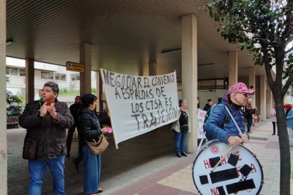 Concentración de los cuidadores técnicos de servicios asistenciales de Castilla y León contra el nuevo convenio colectivo. E.M.