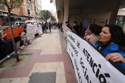 Concentración de los cuidadores técnicos de servicios asistenciales de Castilla y León contra el nuevo convenio colectivo. ICAL