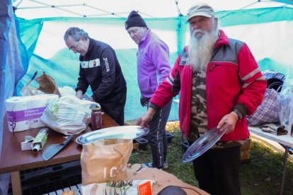 Miguel, Calleja 'El Guardia' y y 'El Beni' preparan la comida en la concentración motera de Pingüinos 2024. -J.M. LOSTAU