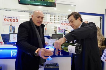 La administración de lotería de Vallsur de Valladolid vende un quinto premio en la Lotería de Navidad 2023. -PHOTOGENIC