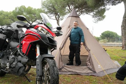 Gabriel Izquierdo, llegado desde Madrid, en la concentración motera de Pingüinos 2024. -J.M. LOSTAU