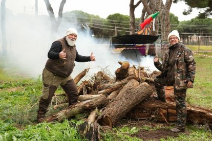 Vítor Cardozo y Ana Alberto, procedentes de Setúbal, en la concentración motera de Pingüinos 2024. -J.M. LOSTAU