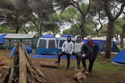 Antonio Blanco, Marcos Rodríguez y Luis Miguel González, de Laguna de Duero, en la concentración motera de Pingüinos 2024. -E.M.