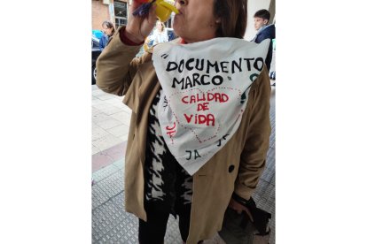 Concentración de los cuidadores técnicos de servicios asistenciales de Castilla y León contra el nuevo convenio colectivo. E.M.