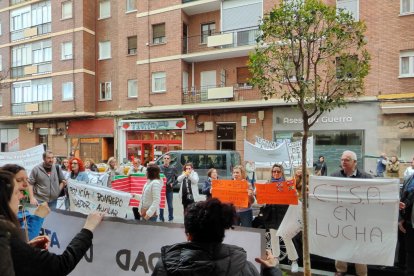 Concentración de los cuidadores técnicos de servicios asistenciales de Castilla y León contra el nuevo convenio colectivo. E.M.