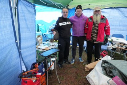 Miguel, Calleja 'El Guardia' y y 'El Beni' preparan la comida en la concentración motera de Pingüinos 2024. -J.M. LOSTAU