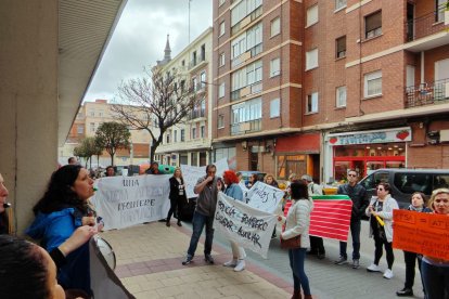 Concentración de los cuidadores técnicos de servicios asistenciales de Castilla y León contra el nuevo convenio colectivo. E.M.