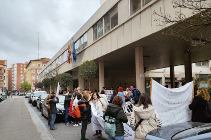 Concentración de los cuidadores técnicos de servicios asistenciales de Castilla y León contra el nuevo convenio colectivo. E.M.