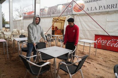 Trabajadores de la taberna portuguesa preparan las instalaciones para la concentración motera de Pingüinos 2024. -J.M. LOSTAU