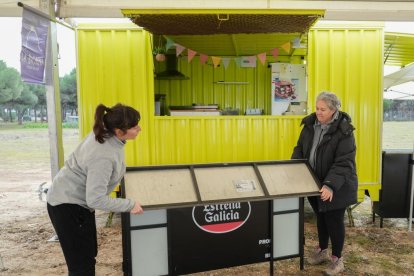 Food Truck 'La Bichina' preparada por Sandra y Alessandra que se estrena por primera vez en la concentración motera de Pingüinos 2024. -J.M. LOSTAU