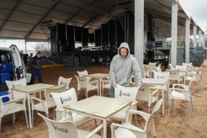 Trabajadores de la taberna portuguesa preparan las instalaciones para la concentración motera de Pingüinos 2024. -J.M. LOSTAU