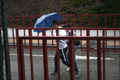 La lluvia retrasó el comienzo del festejo taurino. J.M. LOSTAU