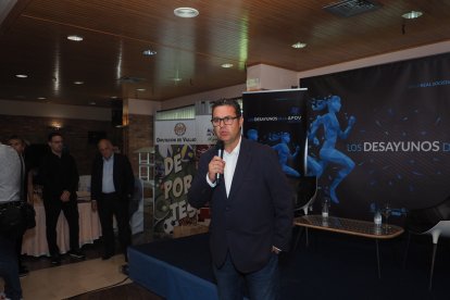 Guillermo Velasco en la presentación del 'Desayuno de la APDV' con Javier Tebas. / M. G. EGEA