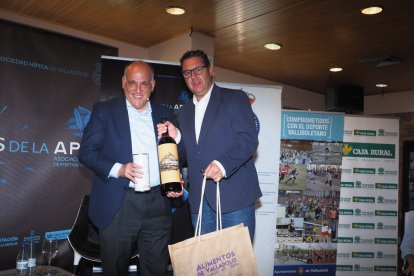 Obsequios de los patrocinadores en el Desayuno de la APDV' con Javier Tebas. / M. G. EGEA
