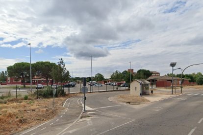 Acceso al colegio Pinoalbar del Camino Viejo de Simancas.- S.VIEW