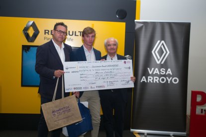 Lolo Velasco 8presidene de la APDV), Marcos caballero (último ganador) y José Luis López Valdivielso (Vasa Arroyo). / EL MUNDO