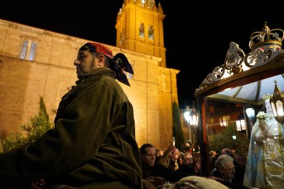 La localidad de Nava del Rey celebra la procesión de subida a la ermita de la Virgen de los Pegotes, fiesta declarada de Interés Turístico Nacional.- ICAL