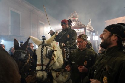 La localidad de Nava del Rey celebra la procesión de subida a la ermita de la Virgen de los Pegotes, fiesta declarada de Interés Turístico Nacional.- ICAL