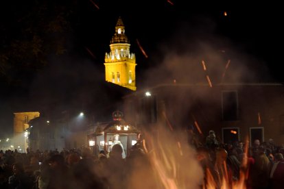 La localidad de Nava del Rey celebra la procesión de subida a la ermita de la Virgen de los Pegotes, fiesta declarada de Interés Turístico Nacional.- ICAL
