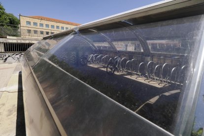 Aparcabicis situado en la Facultad de Filosofía y Letras. PHOTOGENIC