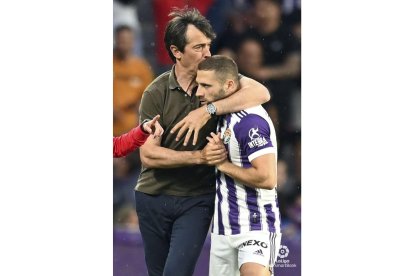 Pacheta felicita a Weissman tras hacer el 1-0. / LA LIGA