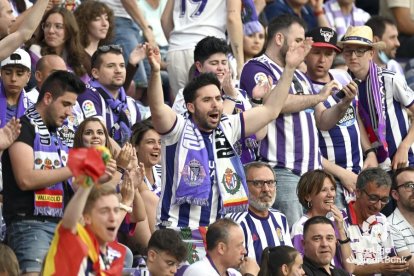 La afición muestra su alegría en las gradas. / LALIGA
