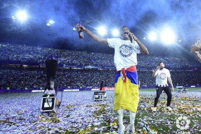 Plata se dirige a la afición en Zorrilla. / LA LIGA