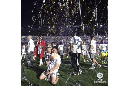Óscar Plano celebra el asenso con su hija. / LA LIGA