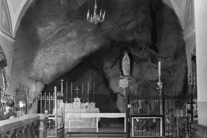 Gruta de la Virgen de Lourdes en la iglesia de San Ildefonso. | N. M.