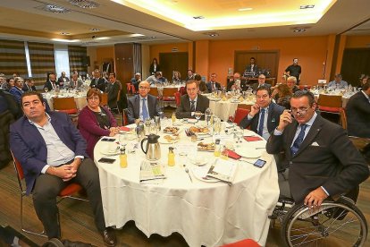 Alberto Gutiérrez (Senado), Helena Caballero (Subdelegada delGobierno), RamiroRuiz Medrano (Cortes), Germán Barrios (Consejo Económico y Social), Alberto Collantes (Diputación de Valladolid) e Ignacio Tremiño (Congreso de los Diputados).