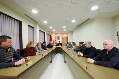 Minuto de silencio en el pleno extraordinario convocado en el Ayuntamiento de Zaratán por el fallecimiento de Sebas, jugador de categorías inferiores del equipo de fútbol del municipio. -PHOTOGENIC