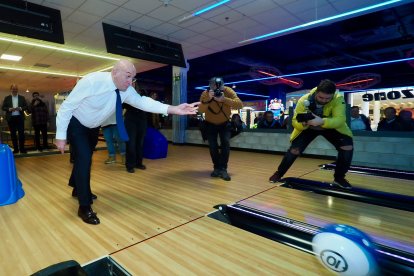 Carnero lanza el bolo en la nueva bolera de Vallsur.-PHOTOGENIC