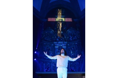 Representación de 'Vía Crucis, el Musical' en la Catedral de Valladolid. / LOSTAU