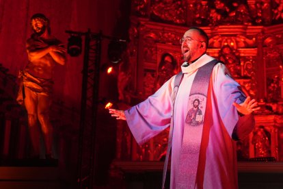 Representación de 'Vía Crucis, el Musical' en la Catedral de Valladolid. / LOSTAU
