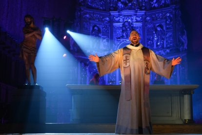 Representación de 'Vía Crucis, el Musical' en la Catedral de Valladolid. / LOSTAU