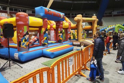 Arroyolandia abre hasta el 8 de enero con la pista de hielo sintética, hinchables y ludoteca. PHOTOGENIC
