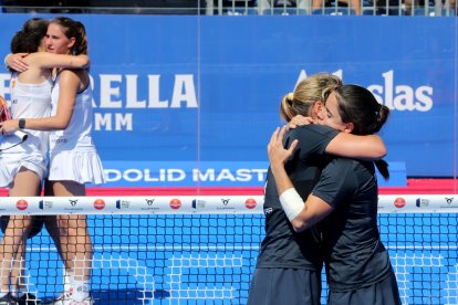 Alejandra Alonso se abraza a Andrea Ustero y Ari Sánchez hace lo propio con Paula Josemaría. / MONTSE ÁLVAREZ