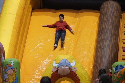 Arroyolandia abre hasta el 8 de enero con la pista de hielo sintética, hinchables y ludoteca. PHOTOGENIC