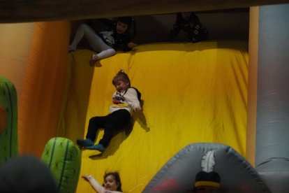 Arroyolandia abre hasta el 8 de enero con la pista de hielo sintética, hinchables y ludoteca. PHOTOGENIC