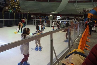 Arroyolandia abre hasta el 8 de enero con la pista de hielo sintética, hinchables y ludoteca. PHOTOGENIC